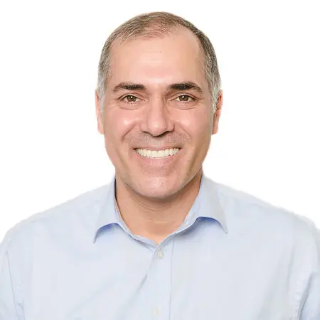 Dr. Kyros Forouzan, Zahnarzt und Inhaber der Praxis in Zürich